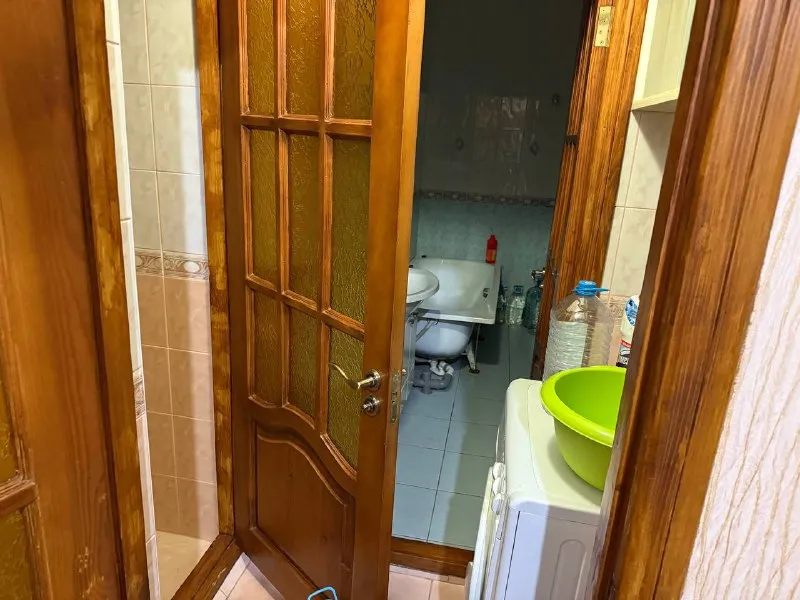 посуточно двух комнатная квартира, донецк киевский район! квартира укомплектована всем не обходимым для комфортного проживания! холодильник, машинка, чайник, микроволновка, пылесос, утюг, телевизор, спальные места ! постельные принадлежности! сутки -5 тысяч, бронь по телефону +79495525499! - фотография - 8