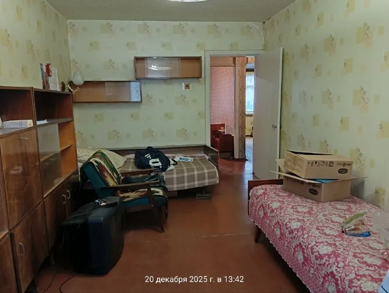 Продам 2х комнатную квартиру 🌇донецк, на заперевальной,   ориентир ул. Полоцкая, ориентир школа интернат № 20.📍 ✅квартира на 1-м этаже 5-ти этажного панельного дома (цоколь высокий), комнаты раздельные. ✅квартира сухая, очень теплая, без посторонних запахов. ✅окна деревянные. ✅радиаторы, стояки и канализация - меняны. ✅простое жилое состояние. ⛽газовая колонка. 📍замечательное расположение в отношении транспортной развязки и всей инфраструктуры, рядом майский рынок. 💰цена - 3 200 000 руб.   📲☎️+7 949 470 04 83 (феникс), 📲☎️+7 949 796 89 69 (миранда). Ан анна подписаться | дать объявление - фотография - 2