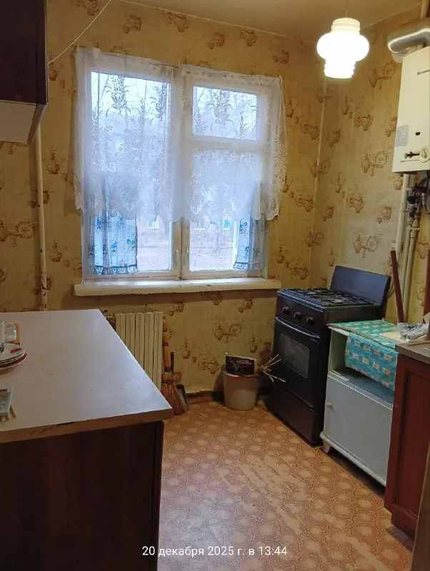 Продам 2х комнатную квартиру 🌇донецк, на заперевальной,   ориентир ул. Полоцкая, ориентир школа интернат № 20.📍 ✅квартира на 1-м этаже 5-ти этажного панельного дома (цоколь высокий), комнаты раздельные. ✅квартира сухая, очень теплая, без посторонних запахов. ✅окна деревянные. ✅радиаторы, стояки и канализация - меняны. ✅простое жилое состояние. ⛽газовая колонка. 📍замечательное расположение в отношении транспортной развязки и всей инфраструктуры, рядом майский рынок. 💰цена - 3 200 000 руб.   📲☎️+7 949 470 04 83 (феникс), 📲☎️+7 949 796 89 69 (миранда). Ан анна подписаться | дать объявление - фотография - 6