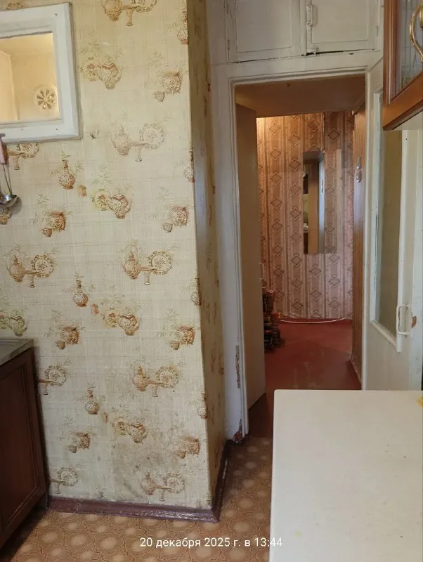 Продам 2х комнатную квартиру 🌇донецк, на заперевальной,   ориентир ул. Полоцкая, ориентир школа интернат № 20.📍 ✅квартира на 1-м этаже 5-ти этажного панельного дома (цоколь высокий), комнаты раздельные. ✅квартира сухая, очень теплая, без посторонних запахов. ✅окна деревянные. ✅радиаторы, стояки и канализация - меняны. ✅простое жилое состояние. ⛽газовая колонка. 📍замечательное расположение в отношении транспортной развязки и всей инфраструктуры, рядом майский рынок. 💰цена - 3 200 000 руб.   📲☎️+7 949 470 04 83 (феникс), 📲☎️+7 949 796 89 69 (миранда). Ан анна подписаться | дать объявление - фотография - 8