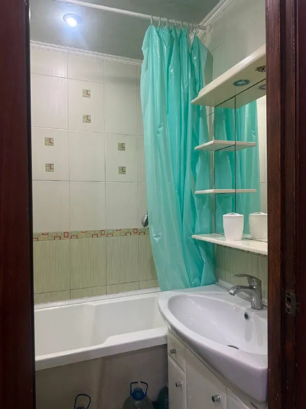 🏡сдаётся квартира посуточно свежий ремонт все необходимое в квартире есть 3 этаж донецк кировский район цена 5000т сутки ☎️+79493548985 📞все вопросы по телефону 📨подписаться - фотография - 2