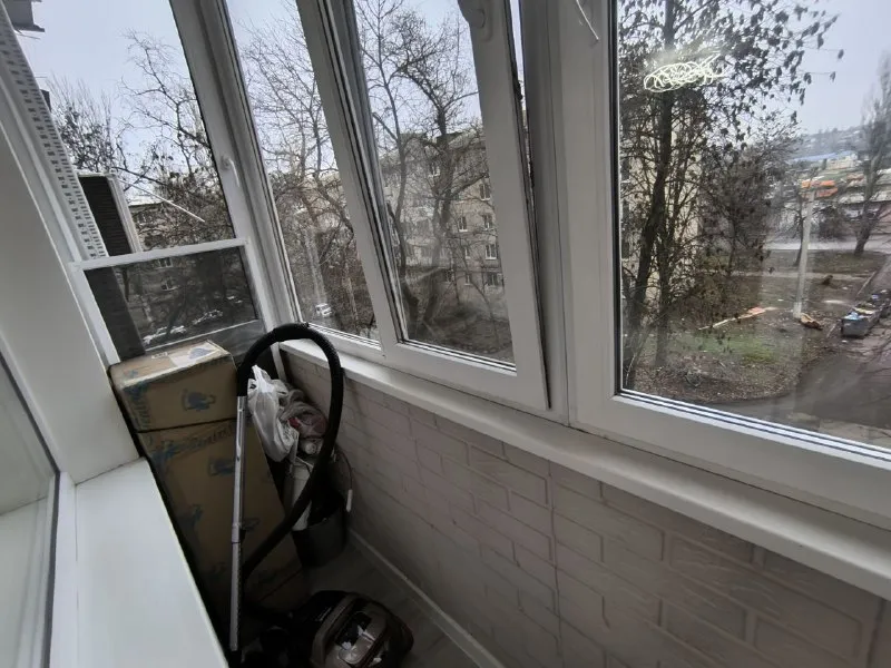 продам 3х комнатную квартиру 🌇донецк в ленинском районе, улица куприна 34- боссе📍 ✅общая площадь 71 кв. м ✅комнаты раздельные ✅большой балкон ✅квартира теплая ✅этажность дома 4/9 💦холодная и горячая вода круглосуточно 🚫прописанных нет 📑документы готовы собственник в донецке‼️ 📍насыщенная инфраструктура: - детские сады; школы; - продуктовые магазины; супермаркет, остановки маршрутного такси в шаговой доступности. 💰цена 8 300 000 руб. 📲☎️+79495138558 виктория подписаться | дать объявление - фотография - 7