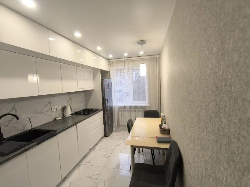 продам 3х комнатную квартиру 🌇донецк в ленинском районе, улица куприна 34- боссе📍 ✅общая площадь 71 кв. м ✅комнаты раздельные ✅большой балкон ✅квартира теплая ✅этажность дома 4/9 💦холодная и горячая вода круглосуточно 🚫прописанных нет 📑документы готовы собственник в донецке‼️ 📍насыщенная инфраструктура: - детские сады; школы; - продуктовые магазины; супермаркет, остановки маршрутного такси в шаговой доступности. 💰цена 8 300 000 руб. 📲☎️+79495138558 виктория подписаться | дать объявление - фотография - 8