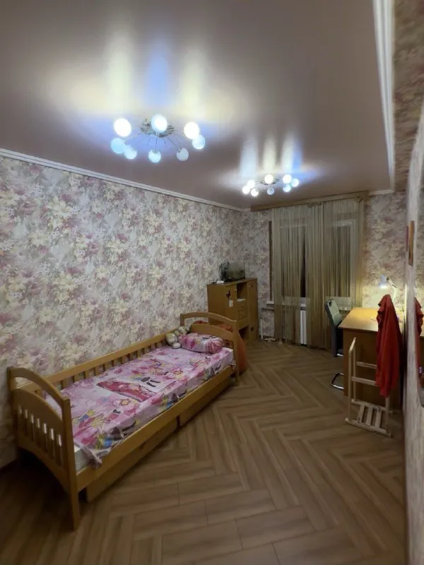 продажа 3-х комн. квартиры 🌇донецк в центре калининского района, грузия - овнатаняна 26а📍 ✅5й этаж - пятиэтажки ✅кровля не течет, собственник перекрывал крышу сам‼️ ✅общая площадь 70 кв. м ✅квартира теплая 💦вода круглосуточно (накопительная система) ✅ - фотография - 2