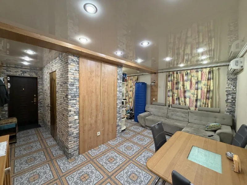 продажа 3-х комн. квартиры 🌇донецк в центре калининского района, грузия - овнатаняна 26а📍 ✅5й этаж - пятиэтажки ✅кровля не течет, собственник перекрывал крышу сам‼️ ✅общая площадь 70 кв. м ✅квартира теплая 💦вода круглосуточно (накопительная система) ✅ - фотография - 6