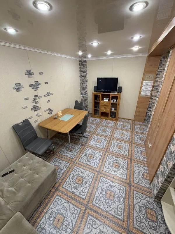 продажа 3-х комн. квартиры 🌇донецк в центре калининского района, грузия - овнатаняна 26а📍 ✅5й этаж - пятиэтажки ✅кровля не течет, собственник перекрывал крышу сам‼️ ✅общая площадь 70 кв. м ✅квартира теплая 💦вода круглосуточно (накопительная система) ✅ - фотография - 7