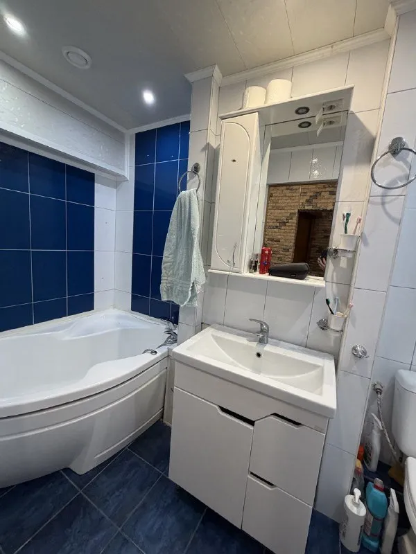 продажа 3-х комн. квартиры 🌇донецк в центре калининского района, грузия - овнатаняна 26а📍 ✅5й этаж - пятиэтажки ✅кровля не течет, собственник перекрывал крышу сам‼️ ✅общая площадь 70 кв. м ✅квартира теплая 💦вода круглосуточно (накопительная система) ✅ - фотография - 8