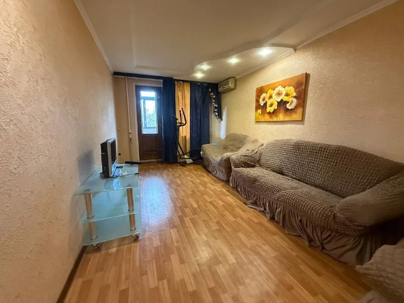 Продам 3х комнатную квартиру 🌇донецк, киевский район, ул. Политбойцов 📍 📑документы готовы ✅площадь квартиры :63.3 м², ✅не угловая, очень тёплая, с двумя застеклëнными балконами. ✅в квартире имеется всё для комфортного проживания: сплит, газовая колонка, посудомоечная машина, стиральная машина, холодильник. ✅жилое состояние ✅ 4 этаж из. .. Moji emoji-id="5449494525670082610">✅ комнаты раздельные 📍в шаговой доступности: супермаркеты, торговые центры, рынок, салоны услуг, спортивные центры, больница и школы! 💰стоимость 4.900.000 ₽ 📲☎️ +79490370636 подписаться | дать объявление - фотография - 2