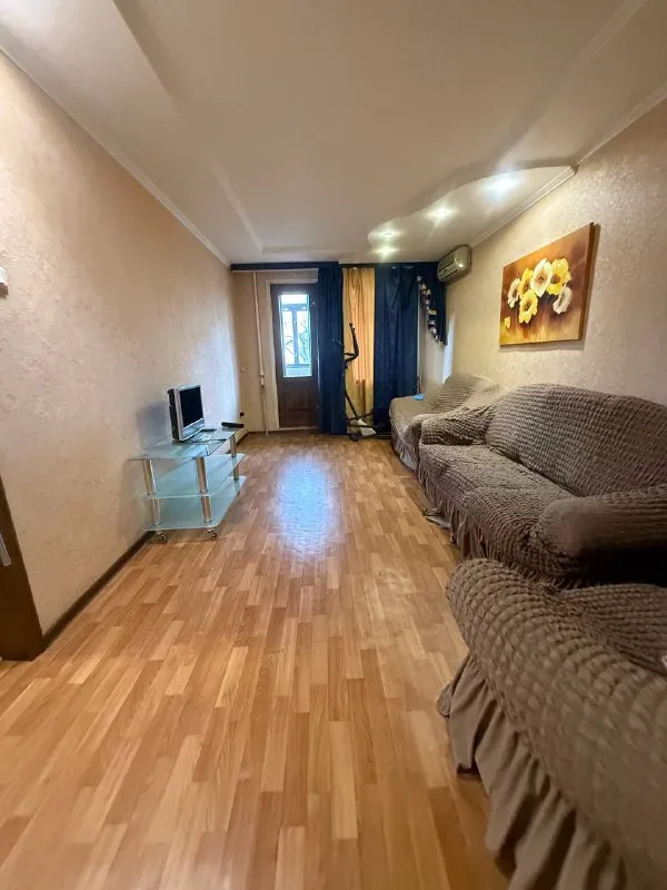 Продам 3х комнатную квартиру 🌇донецк, киевский район, ул. Политбойцов 📍 📑документы готовы ✅площадь квартиры :63.3 м², ✅не угловая, очень тёплая, с двумя застеклëнными балконами. ✅в квартире имеется всё для комфортного проживания: сплит, газовая колонка, посудомоечная машина, стиральная машина, холодильник. ✅жилое состояние ✅ 4 этаж из. .. Moji emoji-id="5449494525670082610">✅ комнаты раздельные 📍в шаговой доступности: супермаркеты, торговые центры, рынок, салоны услуг, спортивные центры, больница и школы! 💰стоимость 4.900.000 ₽ 📲☎️ +79490370636 подписаться | дать объявление - фотография - 3