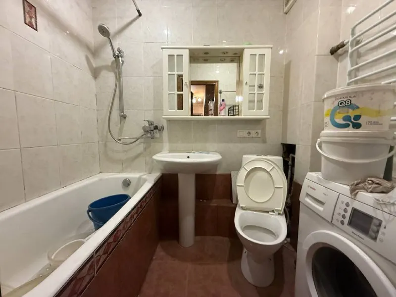 Продам 3х комнатную квартиру 🌇донецк, киевский район, ул. Политбойцов 📍 📑документы готовы ✅площадь квартиры :63.3 м², ✅не угловая, очень тёплая, с двумя застеклëнными балконами. ✅в квартире имеется всё для комфортного проживания: сплит, газовая колонка, посудомоечная машина, стиральная машина, холодильник. ✅жилое состояние ✅ 4 этаж из. .. Moji emoji-id="5449494525670082610">✅ комнаты раздельные 📍в шаговой доступности: супермаркеты, торговые центры, рынок, салоны услуг, спортивные центры, больница и школы! 💰стоимость 4.900.000 ₽ 📲☎️ +79490370636 подписаться | дать объявление - фотография - 8