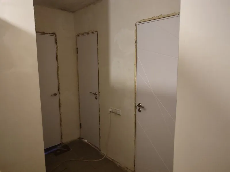 🏡продажа трёхкомнатной квартиры от собственника 🗺г. Донецк днр 🌇пролетарский р-н ул. Прожекторная, возле кафе бирстаун ✅этажность–6/9 жилого дома ✅рядом магазины, школы, садик автостанция, водоём ✅квартира очень тёплая, незаконченный ремонт -туалет, ванная, прихожая стены выровнены ✅все комнаты разделены балкон, огромная лоджия мебель и техника остаётся вода по графику 📃документы готовы 🔥собственник ✅риелторам просьба не беспокоить 💴цена: 6🍋300.000 рублей небольшой торг‼️ ☎️+7(949) 323-03-59 светлана недвижимость днр - фотография - 3