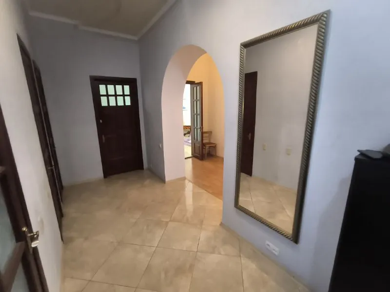 Продаётся шикарная 4-х комнатная квартира 🌇в центре города донецка, грин плаза, хмели-сунели, площадь ленина, адрес постышева 52📍 ✅шикарный дом - центр большая квартира в центре города, высокие потолки❗️ 🏡дом образцово показательный ✅подъезд чистый, после ремонта ✅общая площадь 120 кв м ✅все комнаты в квартире раздельные ✅оборудована всем необходимым для комфортного проживания 👍чистый и ухоженный подвал для хранения вещей 📑 документы готовы!! ❗️собственник в донецке 💰цена - снижена 10 500 000 ₽ 📲☎️+79495138558 подписаться | дать объявление - фотография - 2