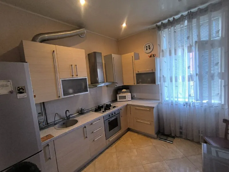 Продаётся шикарная 4-х комнатная квартира 🌇в центре города донецка, грин плаза, хмели-сунели, площадь ленина, адрес постышева 52📍 ✅шикарный дом - центр большая квартира в центре города, высокие потолки❗️ 🏡дом образцово показательный ✅подъезд чистый, после ремонта ✅общая площадь 120 кв м ✅все комнаты в квартире раздельные ✅оборудована всем необходимым для комфортного проживания 👍чистый и ухоженный подвал для хранения вещей 📑 документы готовы!! ❗️собственник в донецке 💰цена - снижена 10 500 000 ₽ 📲☎️+79495138558 подписаться | дать объявление - фотография - 7