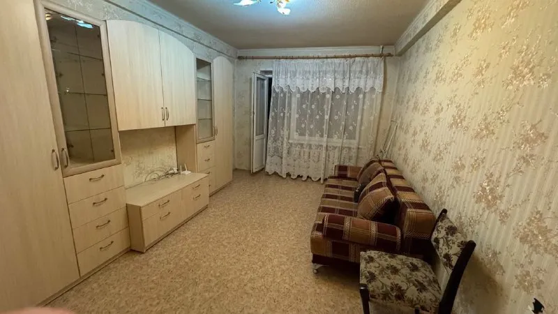 Сдам однокомнатную квартиру 🌇донецк, пр. Киевский 14📍 ✅сдам на длительный срок ✅этаж 3/5 ✅состояние жилое, мебель и техника необходимая для проживания есть. 📍рядом с домом находится остановка, магазины. 💰цена 22000 ₽+ залоговая + к/у. 📲☎️+7(949)33-63-759 ан подписаться | дать объявление - фотография - 2