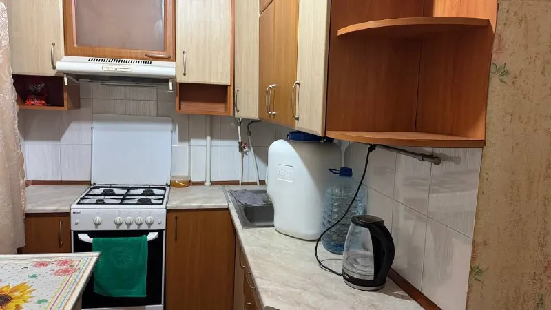 Сдам однокомнатную квартиру 🌇донецк, пр. Киевский 14📍 ✅сдам на длительный срок ✅этаж 3/5 ✅состояние жилое, мебель и техника необходимая для проживания есть. 📍рядом с домом находится остановка, магазины. 💰цена 22000 ₽+ залоговая + к/у. 📲☎️+7(949)33-63-759 ан подписаться | дать объявление - фотография - 4