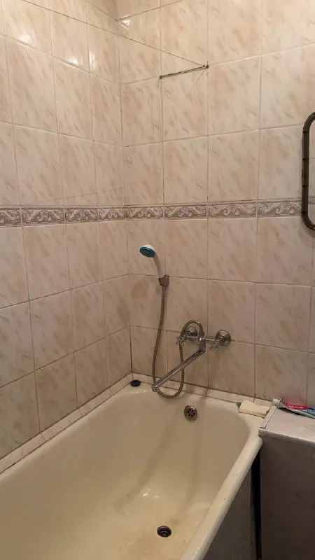 Сдам однокомнатную квартиру 🌇донецк, пр. Киевский 14📍 ✅сдам на длительный срок ✅этаж 3/5 ✅состояние жилое, мебель и техника необходимая для проживания есть. 📍рядом с домом находится остановка, магазины. 💰цена 22000 ₽+ залоговая + к/у. 📲☎️+7(949)33-63-759 ан подписаться | дать объявление - фотография - 7