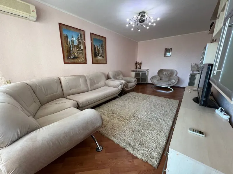 продажа 3х комнатной квартиры 🌇донецк в ворошиловском районе, набережная-площадь ленина, пр-т 25-летия ркка 7📍 ✅общая площадь 65 кв м ✅комнаты раздельные ✅большой балкон, лоджия ✅квартира теплая ✅этажность дома 7/10 💦холодная и горячая вода круглосуточно 🚫прописанных нет. 📑документы готовы к сделке, собственник в донецке ✅насыщенная инфраструктура: - набережная ;детские сады; - школы; продуктовые магазины; супермаркет хорошо развитая транспортная развязка в любую точку города. остановки маршруток в шаговой доступности. 💰цена снижена 8 000 000 ₽ 📲☎️+79495138558 виктория подписаться | дать объявление - фотография - 3