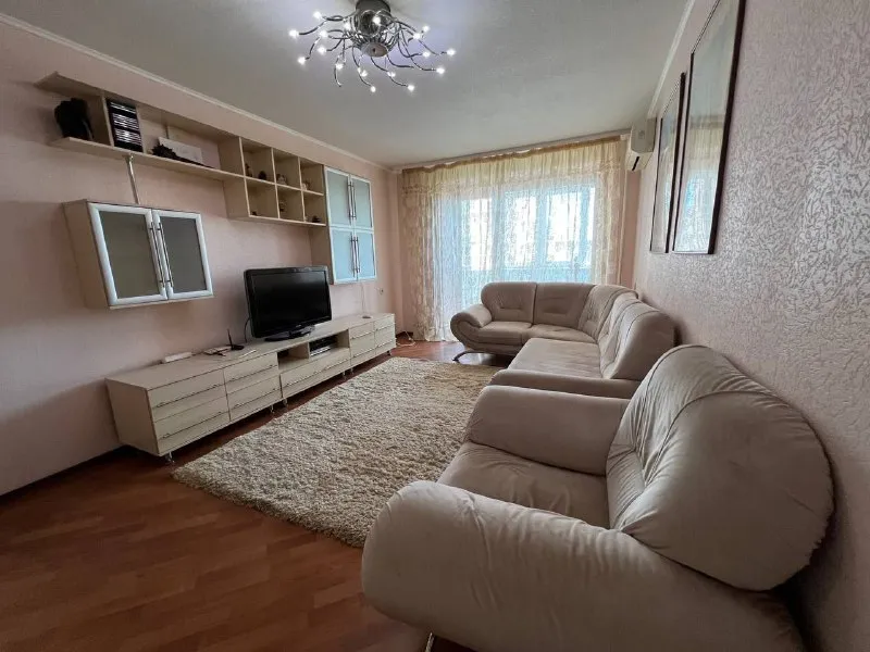 продажа 3х комнатной квартиры 🌇донецк в ворошиловском районе, набережная-площадь ленина, пр-т 25-летия ркка 7📍 ✅общая площадь 65 кв м ✅комнаты раздельные ✅большой балкон, лоджия ✅квартира теплая ✅этажность дома 7/10 💦холодная и горячая вода круглосуточно 🚫прописанных нет. 📑документы готовы к сделке, собственник в донецке ✅насыщенная инфраструктура: - набережная ;детские сады; - школы; продуктовые магазины; супермаркет хорошо развитая транспортная развязка в любую точку города. остановки маршруток в шаговой доступности. 💰цена снижена 8 000 000 ₽ 📲☎️+79495138558 виктория подписаться | дать объявление - фотография - 4