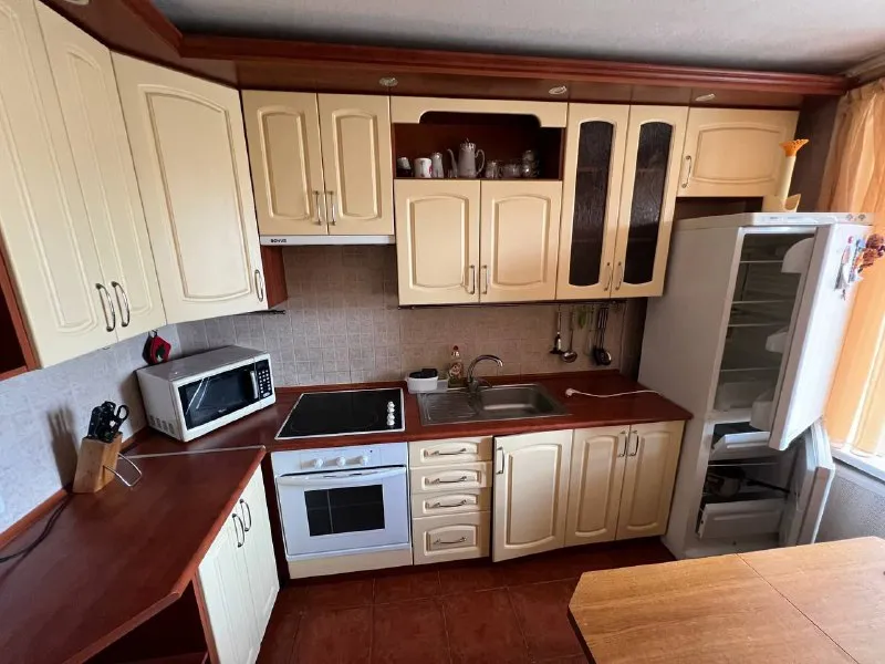 продажа 3х комнатной квартиры 🌇донецк в ворошиловском районе, набережная-площадь ленина, пр-т 25-летия ркка 7📍 ✅общая площадь 65 кв м ✅комнаты раздельные ✅большой балкон, лоджия ✅квартира теплая ✅этажность дома 7/10 💦холодная и горячая вода круглосуточно 🚫прописанных нет. 📑документы готовы к сделке, собственник в донецке ✅насыщенная инфраструктура: - набережная ;детские сады; - школы; продуктовые магазины; супермаркет хорошо развитая транспортная развязка в любую точку города. остановки маршруток в шаговой доступности. 💰цена снижена 8 000 000 ₽ 📲☎️+79495138558 виктория подписаться | дать объявление - фотография - 6