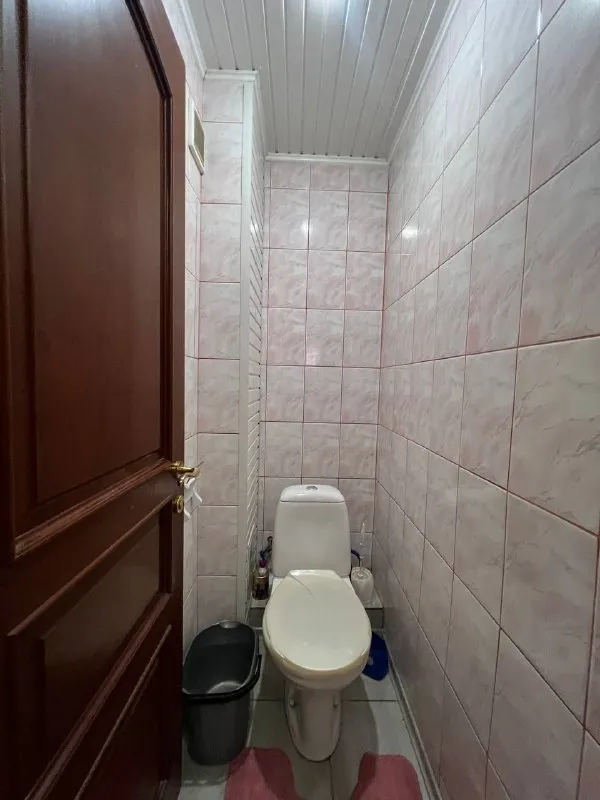 продажа 3х комнатной квартиры 🌇донецк в ворошиловском районе, набережная-площадь ленина, пр-т 25-летия ркка 7📍 ✅общая площадь 65 кв м ✅комнаты раздельные ✅большой балкон, лоджия ✅квартира теплая ✅этажность дома 7/10 💦холодная и горячая вода круглосуточно 🚫прописанных нет. 📑документы готовы к сделке, собственник в донецке ✅насыщенная инфраструктура: - набережная ;детские сады; - школы; продуктовые магазины; супермаркет хорошо развитая транспортная развязка в любую точку города. остановки маршруток в шаговой доступности. 💰цена снижена 8 000 000 ₽ 📲☎️+79495138558 виктория подписаться | дать объявление - фотография - 8