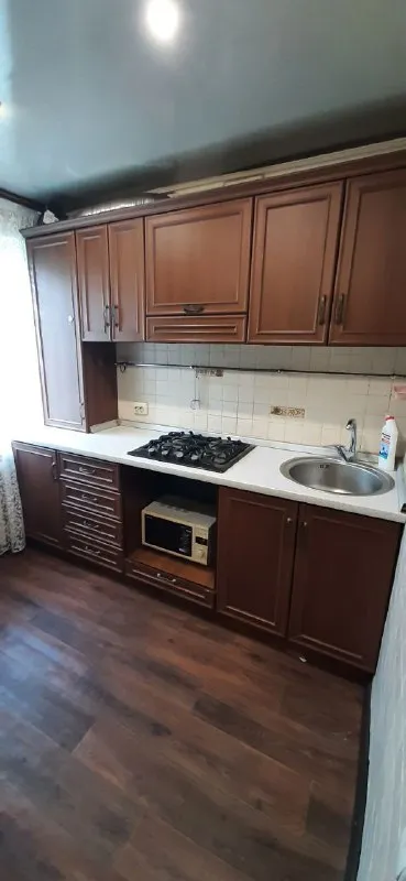 Продам однокомнатную квартиру 🌇донецк, калининский район - калининский рынок📍 ✅этаж 4/5 📍супермаркет обжора - парк гулливер, бульвар шевченко 💦вода по графику. ✅в квартире выполнен качественный ремонт. ✅установлены пластовые окна. 🎁остается полностью вся мебель и техника необходимая для комфортного проживания! ❗️насыщенная инфраструктура: - детские сады;школы; - продуктовые магазины; - супермаркет, больница развитая транспортная развязка в любую точку города. 🚌остановки маршрутного такси в шаговой доступности. До центра города 5 мин на машине 📑документы готовы, прописанных нет 💰цена снижена 3 900 000 ₽ 📲☎️+79495138558 подписаться | дать объявление - фотография - 6