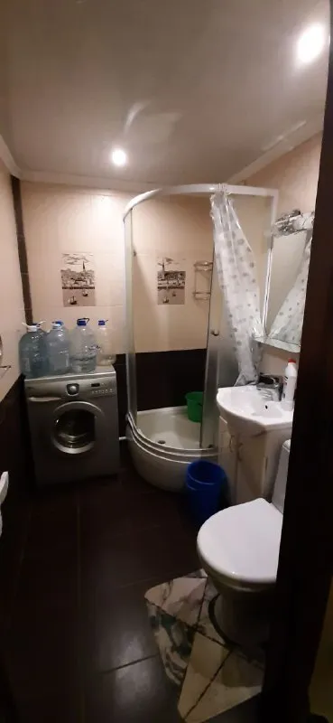 Продам однокомнатную квартиру 🌇донецк, калининский район - калининский рынок📍 ✅этаж 4/5 📍супермаркет обжора - парк гулливер, бульвар шевченко 💦вода по графику. ✅в квартире выполнен качественный ремонт. ✅установлены пластовые окна. 🎁остается полностью вся мебель и техника необходимая для комфортного проживания! ❗️насыщенная инфраструктура: - детские сады;школы; - продуктовые магазины; - супермаркет, больница развитая транспортная развязка в любую точку города. 🚌остановки маршрутного такси в шаговой доступности. До центра города 5 мин на машине 📑документы готовы, прописанных нет 💰цена снижена 3 900 000 ₽ 📲☎️+79495138558 подписаться | дать объявление - фотография - 7