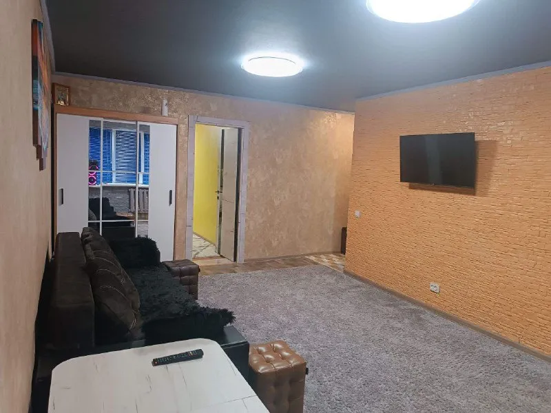 ❗️❗️❗️ посуточно, почасово квартира в харцызске ❗️❗️❗️ идеальная квартира для тех, кто ценит комфорт, чистоту и домашнюю атмосферу. • ☑️современный ремонт и стильный интерьер. • ☑️полностью оборудованная кухня со всем необходимым для приготовления вкусных блюд. • ☑️удобная двуспальная кровать с ортопедическим матрасом. • ☑️ стиральная машина, кондиционер, микроволновка, электрочайник. • ☑️высокоскоростной wi-fi и smart tv. • ☑️тропический душ. • ☑️ чистое постельное белье, полотенце, средства гигиены, фен, отпариватель. • ☑️лазерный проектор. • ☑️вода холодная, горячая 24/7 • ☑️ питьевая вода, чай, кофе, сахар, салфетки. • ☑️удобное расположение в тихом районе с развитой инфраструктурой. подарите себе и своей половинке незабываемый вечер в нашей уютной и романтичной квартире. ☎️ +79494289878 ( телеграм, ватсап) 📨подписаться - фотография - 2