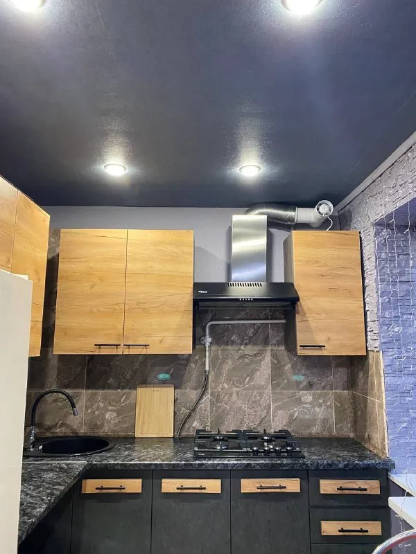 ❗️❗️❗️ посуточно, почасово квартира в харцызске ❗️❗️❗️ идеальная квартира для тех, кто ценит комфорт, чистоту и домашнюю атмосферу. • ☑️современный ремонт и стильный интерьер. • ☑️полностью оборудованная кухня со всем необходимым для приготовления вкусных блюд. • ☑️удобная двуспальная кровать с ортопедическим матрасом. • ☑️ стиральная машина, кондиционер, микроволновка, электрочайник. • ☑️высокоскоростной wi-fi и smart tv. • ☑️тропический душ. • ☑️ чистое постельное белье, полотенце, средства гигиены, фен, отпариватель. • ☑️лазерный проектор. • ☑️вода холодная, горячая 24/7 • ☑️ питьевая вода, чай, кофе, сахар, салфетки. • ☑️удобное расположение в тихом районе с развитой инфраструктурой. подарите себе и своей половинке незабываемый вечер в нашей уютной и романтичной квартире. ☎️ +79494289878 ( телеграм, ватсап) 📨подписаться - фотография - 4