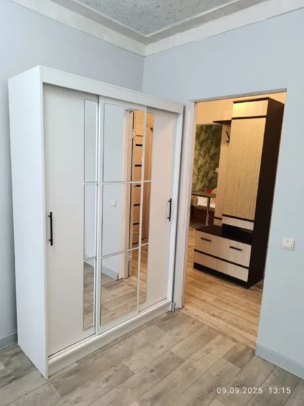 сдам двухкомнатную уютную квартиру посуточно!!! от собственника, парам! находится в киевском районе, ул. щорса ориентир донецк сити, травматология. квартира после ремонта в квартире есть всё необходимое для проживания:стиральная машина, холодильник, газ плита, чайник, микроволновка, посуда, фен, сушилка, гладильная доска, утюг, полотенце. вода круглосуточно, холодная, и горячая. ёмкость 900л! есть интернет, вай фай по квартире. .. в квартире запрещено курить. не здается для шумных компаний!!! при себе иметь паспорт. фото соответствуют действительности. заезд и выезд обговаривается по телефону. обращайтесь по телефону +79494081904-людмила - фотография - 3