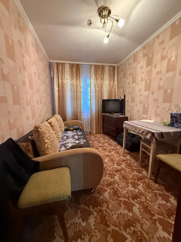 ☎️ +7 (949) 037-06-36 продажа 3х комнатной квартиры!калининский район донецка ! Пр.50 - лет гвардейской дивизии! Лучшая локация!! Документы полностью готовы к сделке‼️ собственник в донецке‼️ состояние квартиры- заходи и живи. 📌вода согласно графику 📌комнаты раздельные 📌квартира теплая 📍этажность дома 1/5 📍прописанных нет❗️❗️❗️ насыщенная инфраструктура: - калининский рынок ; - детские сады; - школы; - продуктовые магазины; - супермаркет 👌развитая транспортная развязка в любую точку города. Остановки маршрутного такси в шаговой доступности. Цена : 5.000.000 💸 ☎️+7 (949) 037-06-36 - фотография - 3