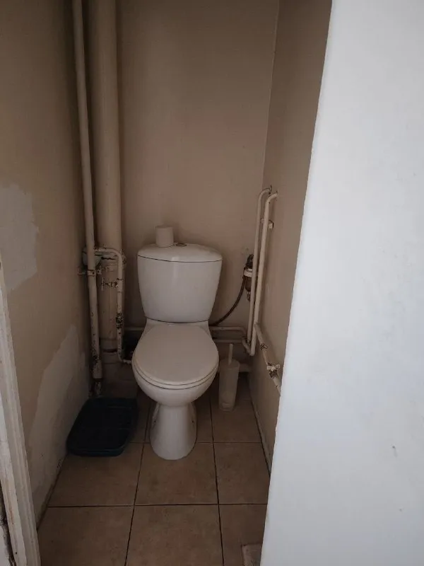 🏡продаётся двухкомнатная квартира 🌇г. Донецк днр, кировский р-н мкрн. Текстильщик, улица петровского 103 ✅этажность–8/9 жилого дома ✅общая площадь–53.7 м2 ✅комнаты изолированны площадью–18 м2 и 12 м2 ✅коридор–4.2 м2 ✅холл–8 м2 ✅кухня в чистовой отделке с новой проводкой, площадь–9 м2 ✅санузел раздельный окна выходят на обе стороны дома ✅парковка возле дома, рядом охраняемая стоянка ✅до остановки 4 минуты ходьбы ✅в шаговой доступности: школа, детский садик, гимназия, магазины, ветклиника ✅рядом два рынка 5-10 минут пешком 📃документы готовы 🔥собственник 💴цена: 3🍋700.000 рублей торг‼️ ☎️+7(949) 318-92-64 📨подписаться - фотография - 10