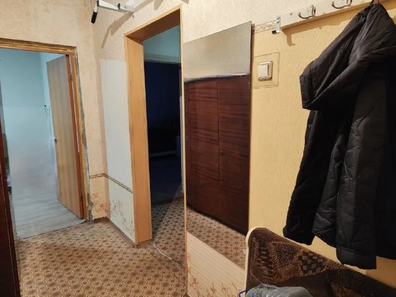 🏡продаётся двухкомнатная квартира 🌇г. Донецк днр, кировский р-н мкрн. Текстильщик, улица петровского 103 ✅этажность–8/9 жилого дома ✅общая площадь–53.7 м2 ✅комнаты изолированны площадью–18 м2 и 12 м2 ✅коридор–4.2 м2 ✅холл–8 м2 ✅кухня в чистовой отделке с новой проводкой, площадь–9 м2 ✅санузел раздельный окна выходят на обе стороны дома ✅парковка возле дома, рядом охраняемая стоянка ✅до остановки 4 минуты ходьбы ✅в шаговой доступности: школа, детский садик, гимназия, магазины, ветклиника ✅рядом два рынка 5-10 минут пешком 📃документы готовы 🔥собственник 💴цена: 3🍋700.000 рублей торг‼️ ☎️+7(949) 318-92-64 📨подписаться - фотография - 2