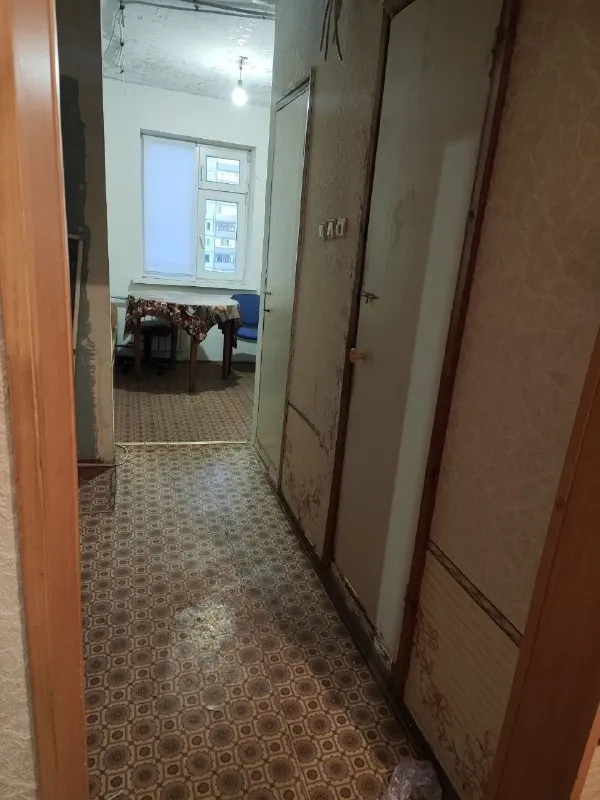 🏡продаётся двухкомнатная квартира 🌇г. Донецк днр, кировский р-н мкрн. Текстильщик, улица петровского 103 ✅этажность–8/9 жилого дома ✅общая площадь–53.7 м2 ✅комнаты изолированны площадью–18 м2 и 12 м2 ✅коридор–4.2 м2 ✅холл–8 м2 ✅кухня в чистовой отделке с новой проводкой, площадь–9 м2 ✅санузел раздельный окна выходят на обе стороны дома ✅парковка возле дома, рядом охраняемая стоянка ✅до остановки 4 минуты ходьбы ✅в шаговой доступности: школа, детский садик, гимназия, магазины, ветклиника ✅рядом два рынка 5-10 минут пешком 📃документы готовы 🔥собственник 💴цена: 3🍋700.000 рублей торг‼️ ☎️+7(949) 318-92-64 📨подписаться - фотография - 3