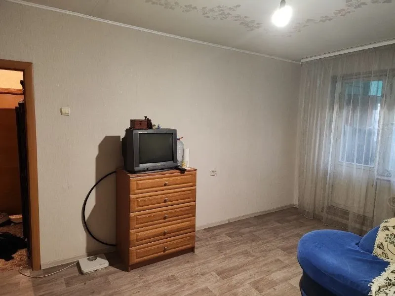 🏡продаётся двухкомнатная квартира 🌇г. Донецк днр, кировский р-н мкрн. Текстильщик, улица петровского 103 ✅этажность–8/9 жилого дома ✅общая площадь–53.7 м2 ✅комнаты изолированны площадью–18 м2 и 12 м2 ✅коридор–4.2 м2 ✅холл–8 м2 ✅кухня в чистовой отделке с новой проводкой, площадь–9 м2 ✅санузел раздельный окна выходят на обе стороны дома ✅парковка возле дома, рядом охраняемая стоянка ✅до остановки 4 минуты ходьбы ✅в шаговой доступности: школа, детский садик, гимназия, магазины, ветклиника ✅рядом два рынка 5-10 минут пешком 📃документы готовы 🔥собственник 💴цена: 3🍋700.000 рублей торг‼️ ☎️+7(949) 318-92-64 📨подписаться - фотография - 4