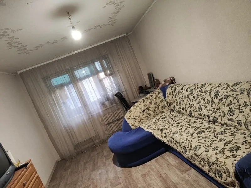 🏡продаётся двухкомнатная квартира 🌇г. Донецк днр, кировский р-н мкрн. Текстильщик, улица петровского 103 ✅этажность–8/9 жилого дома ✅общая площадь–53.7 м2 ✅комнаты изолированны площадью–18 м2 и 12 м2 ✅коридор–4.2 м2 ✅холл–8 м2 ✅кухня в чистовой отделке с новой проводкой, площадь–9 м2 ✅санузел раздельный окна выходят на обе стороны дома ✅парковка возле дома, рядом охраняемая стоянка ✅до остановки 4 минуты ходьбы ✅в шаговой доступности: школа, детский садик, гимназия, магазины, ветклиника ✅рядом два рынка 5-10 минут пешком 📃документы готовы 🔥собственник 💴цена: 3🍋700.000 рублей торг‼️ ☎️+7(949) 318-92-64 📨подписаться - фотография - 6