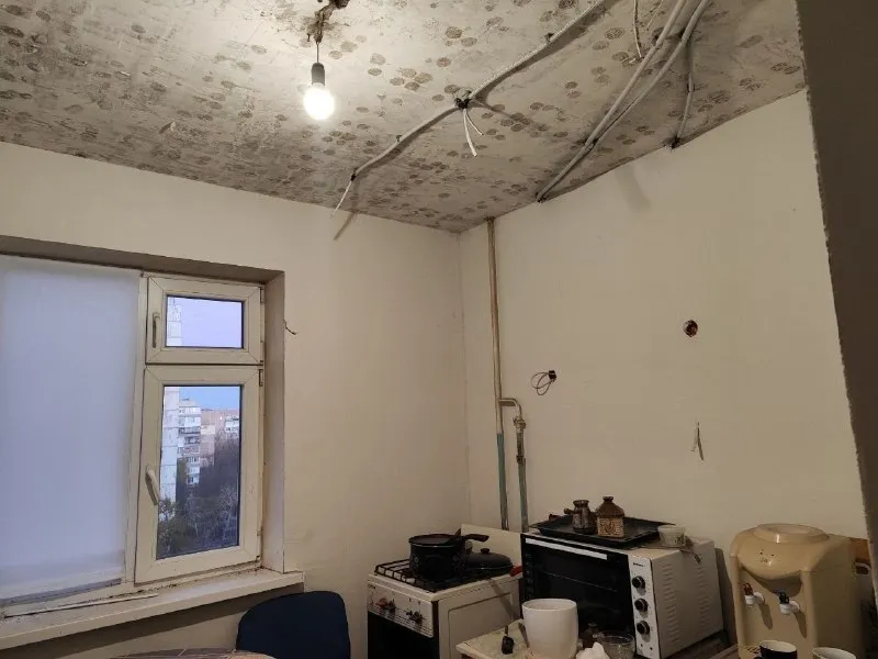 🏡продаётся двухкомнатная квартира 🌇г. Донецк днр, кировский р-н мкрн. Текстильщик, улица петровского 103 ✅этажность–8/9 жилого дома ✅общая площадь–53.7 м2 ✅комнаты изолированны площадью–18 м2 и 12 м2 ✅коридор–4.2 м2 ✅холл–8 м2 ✅кухня в чистовой отделке с новой проводкой, площадь–9 м2 ✅санузел раздельный окна выходят на обе стороны дома ✅парковка возле дома, рядом охраняемая стоянка ✅до остановки 4 минуты ходьбы ✅в шаговой доступности: школа, детский садик, гимназия, магазины, ветклиника ✅рядом два рынка 5-10 минут пешком 📃документы готовы 🔥собственник 💴цена: 3🍋700.000 рублей торг‼️ ☎️+7(949) 318-92-64 📨подписаться - фотография - 8