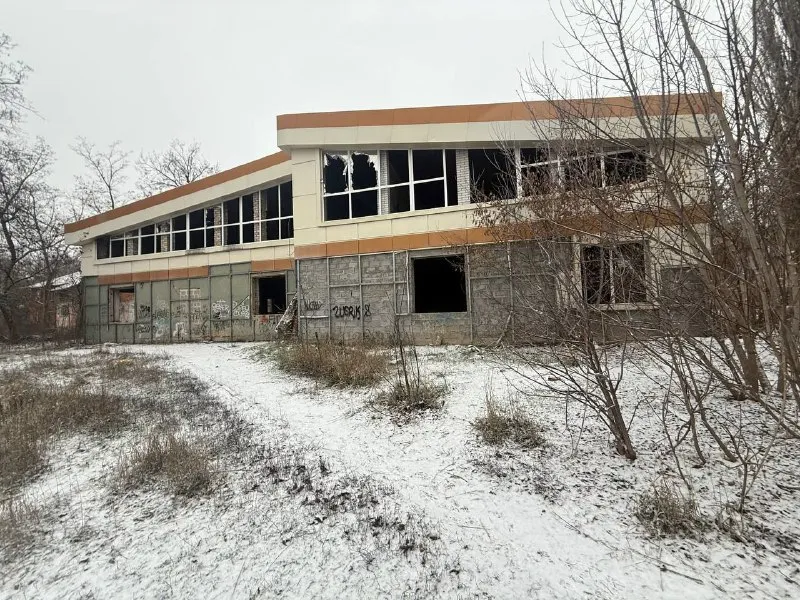 коммерческая недвижимость -  485 м² квадратных метров 🌇донецк, центр калининского района, ул. цусимская📍 🔥продажа отдельно стоящего здания 📑документы рф 🔑ключи в агентстве 👀показ в любое ⏰время по договоренности за час ✅преимущества: парковка, рядом остановка высокие потолки, большой участок земли ✅шикарный проходной поток и транспортный - фотография - 2