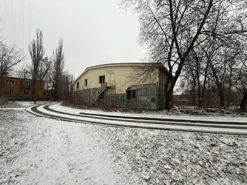 коммерческая недвижимость -  485 м² квадратных метров 🌇донецк, центр калининского района, ул. цусимская📍 🔥продажа отдельно стоящего здания 📑документы рф 🔑ключи в агентстве 👀показ в любое ⏰время по договоренности за час ✅преимущества: парковка, рядом остановка высокие потолки, большой участок земли ✅шикарный проходной поток и транспортный - фотография - 3