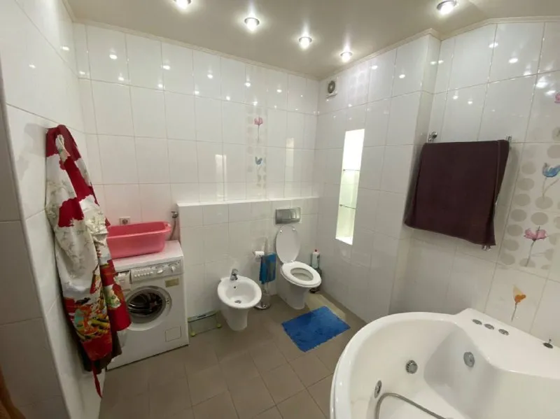 Продажа трёхкомнатной квартиры в элитном новострое «пирамида»+ гараж 🌇донецк в ворошиловском районе, тихий центр донецка пл. Ленина, лучшая локация донецка 📍 💰цена : 20 000 000 млн. Торг❗️ ✅площадь 130 квадратов + большой балкон и гардеробная. 🎁все что вы видите на фото в квартире остается ✅развитая инфраструктура : магазины, супермаркеты, школа бульвар пушкина, пл. Ленина ✅состояние ремонта идеальное, заходи и живи 👀показ в любое время 📑документы готовы ! 📲☎️+79490370636 подписаться | дать объявление - фотография - 10