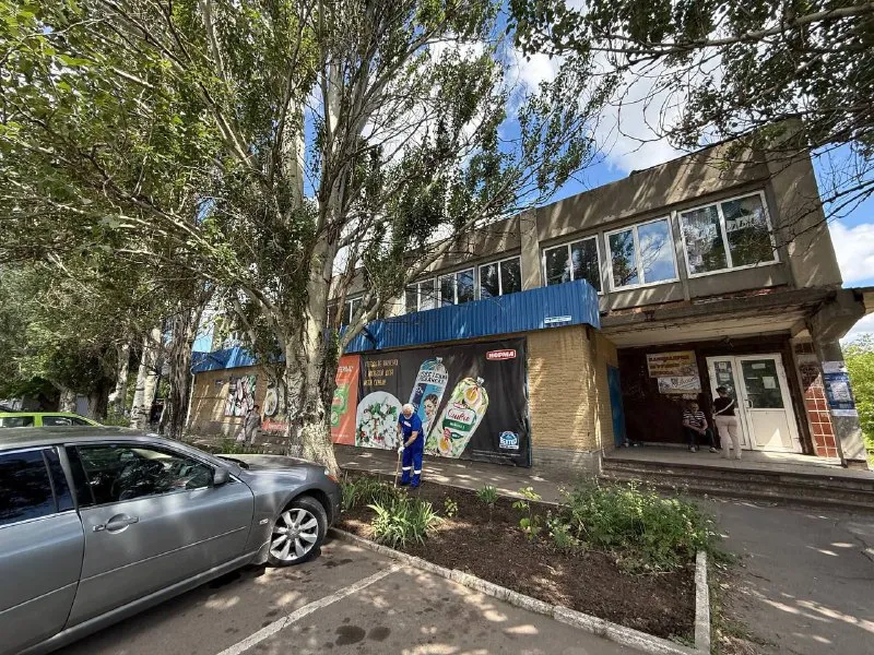 продаётся помещения❗️ 🌇днр в центре харцызска, пр мира📍 ✅площадь 600м² ✅шикарное расположение! стройте свое пространство с агентством недвижимости город. вы мечтаете - мы реализовываем💫 ‼️требуется ремонт, все коммуникации подведены 👍хороший проходной поток, удобная транспортная доступность. - фотография - 2