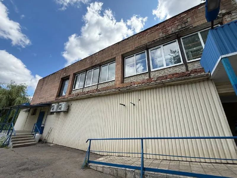 продаётся помещения❗️ 🌇днр в центре харцызска, пр мира📍 ✅площадь 600м² ✅шикарное расположение! стройте свое пространство с агентством недвижимости город. вы мечтаете - мы реализовываем💫 ‼️требуется ремонт, все коммуникации подведены 👍хороший проходной поток, удобная транспортная доступность. - фотография - 3