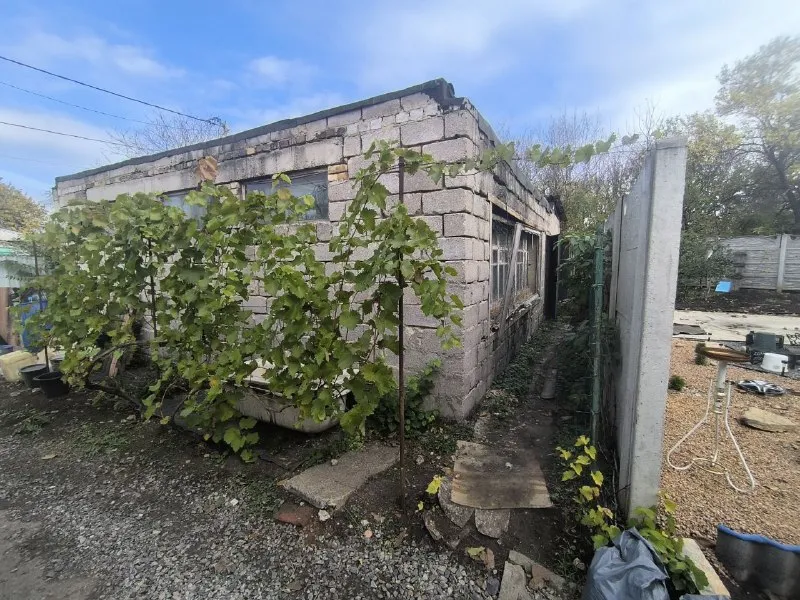 Продам квартиру на земле 🌇донецк, калининский район - покровский храм, улица ярослава галана📍 📑документы готовы, прописанных нет‼️ 💦вода согласно графику ✅общая площадь дома 50 кв м ✅участок 3 сотки ✅все коммуникации: ⛽газ, вода, канализация установлены пластиковые окна - фотография - 2