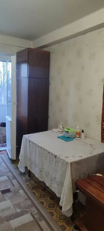 🏡сдам 2к квартиру на 2 этаже 5-тиэтажного дома, проспект партизанский, донецк, киевский район. ✅в квартире есть всё необходимое. ✅новый водонагреватель, кровать, диван, телевизор, посуда. ✅застекленный балкон. Есть детские игрушки. 💧вода по графику. До центра на авто 10-15 минут. 🏫рядом школа, магазины, остановка общественного транспорта. ✅предпочтительно семейной паре. Можно с ребенком. 🔥собственник 💴цена: 19.000 т. Руб + счетчики ☎️+7(978)523-82-64 макс телеграм 📨подписаться - фотография - 5