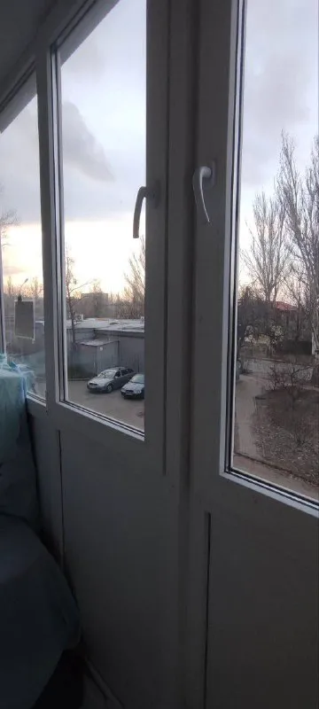 🏡сдам 2к квартиру на 2 этаже 5-тиэтажного дома, проспект партизанский, донецк, киевский район. ✅в квартире есть всё необходимое. ✅новый водонагреватель, кровать, диван, телевизор, посуда. ✅застекленный балкон. Есть детские игрушки. 💧вода по графику. До центра на авто 10-15 минут. 🏫рядом школа, магазины, остановка общественного транспорта. ✅предпочтительно семейной паре. Можно с ребенком. 🔥собственник 💴цена: 19.000 т. Руб + счетчики ☎️+7(978)523-82-64 макс телеграм 📨подписаться - фотография - 6