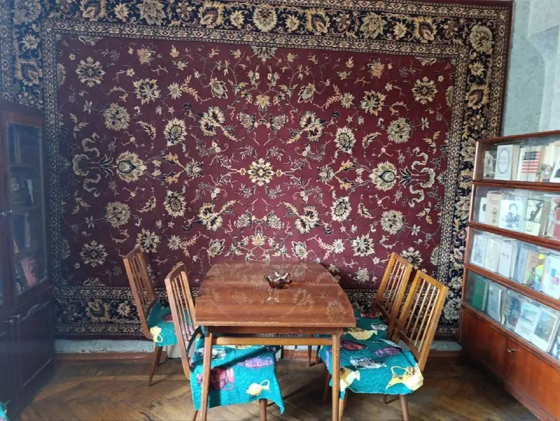 Продам! Уютная 3х комнатная квартира площадью 63 м², г. Донецк. Бул. Пушкина / университетская. На 3 этаже 5-этажного дома. Отличное расположение — в самом центре города, рядом с бульваром пушкина, в хорошем и востребованном районе. Преимущества: развитая инфраструктура: в шаговой доступности магазины, школы, детские сады, аптеки, кафе, остановки общественного транспорта и прогулочные зоны. Тихий и благоустроенный район с удобным выездом в любую часть города. В квартире установлены пластиковые окна и кондиционер — комфорт круглый год. Состояние — под ремонт, что позволяет оформить интерьер по своему вкусу и сделать идеальное пространство для жизни. Цена: 6 950 000 руб. С торгом отличный вариант для тех, кто ценит простор, удобное расположение и потенциал для создания квартиры мечты! Полное юридическое сопровождение сделки с недвижимостью. Ан новый донбасс +7949 327-98-90 и +7(918) 557-65-15 наталья владимировна - фотография - 2