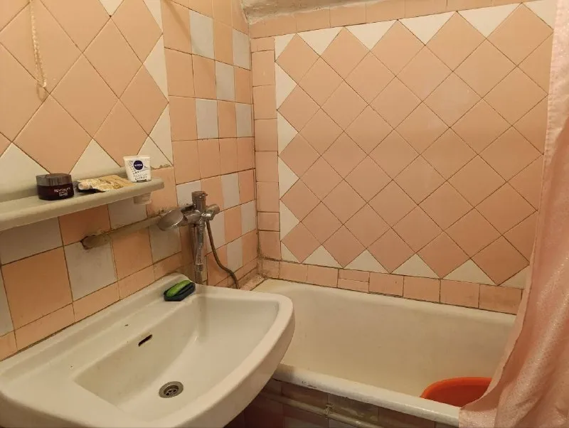 Продам! Уютная 3х комнатная квартира площадью 63 м², г. Донецк. Бул. Пушкина / университетская. На 3 этаже 5-этажного дома. Отличное расположение — в самом центре города, рядом с бульваром пушкина, в хорошем и востребованном районе. Преимущества: развитая инфраструктура: в шаговой доступности магазины, школы, детские сады, аптеки, кафе, остановки общественного транспорта и прогулочные зоны. Тихий и благоустроенный район с удобным выездом в любую часть города. В квартире установлены пластиковые окна и кондиционер — комфорт круглый год. Состояние — под ремонт, что позволяет оформить интерьер по своему вкусу и сделать идеальное пространство для жизни. Цена: 6 950 000 руб. С торгом отличный вариант для тех, кто ценит простор, удобное расположение и потенциал для создания квартиры мечты! Полное юридическое сопровождение сделки с недвижимостью. Ан новый донбасс +7949 327-98-90 и +7(918) 557-65-15 наталья владимировна - фотография - 3