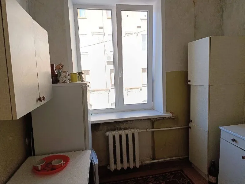 Продам! Уютная 3х комнатная квартира площадью 63 м², г. Донецк. Бул. Пушкина / университетская. На 3 этаже 5-этажного дома. Отличное расположение — в самом центре города, рядом с бульваром пушкина, в хорошем и востребованном районе. Преимущества: развитая инфраструктура: в шаговой доступности магазины, школы, детские сады, аптеки, кафе, остановки общественного транспорта и прогулочные зоны. Тихий и благоустроенный район с удобным выездом в любую часть города. В квартире установлены пластиковые окна и кондиционер — комфорт круглый год. Состояние — под ремонт, что позволяет оформить интерьер по своему вкусу и сделать идеальное пространство для жизни. Цена: 6 950 000 руб. С торгом отличный вариант для тех, кто ценит простор, удобное расположение и потенциал для создания квартиры мечты! Полное юридическое сопровождение сделки с недвижимостью. Ан новый донбасс +7949 327-98-90 и +7(918) 557-65-15 наталья владимировна - фотография - 4