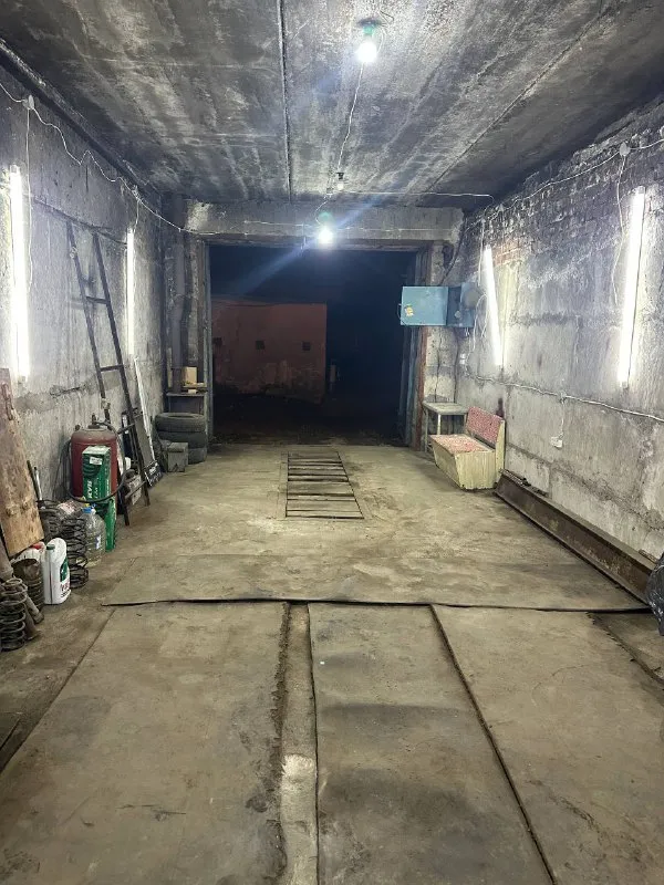Сдаётся в аренду помещение в гаражном кооперативе 🌇пролетарский район донецка📍 ✅под сто, детейлинг, склад либо любую другую коммерческую деятельность! 🅿гараж двух уровненный, на две машины. ✅размер помещения 13 на 4,5 💰стоимость: 23 тыс/месяц торг 📲☎️+79493956808 александр подписаться  |  дать объявление - фотография - 2