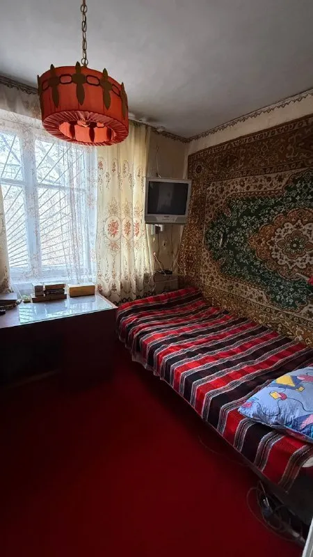 🏡продаётся комнатная квартира г. макеевка днр 🗺посёлок красная звезда ✅этажность–1/2 жилого дома ✅общая площадь–31 м2 ✅под ремонт есть погреб 💧вода по графику остановка общественного транспорта рядом с домом 📃документы готовы 🔥собственник 💴цена: 1🍋250.000 рублей ☎️+7(949) 393-47-13 📨подписаться - фотография - 2