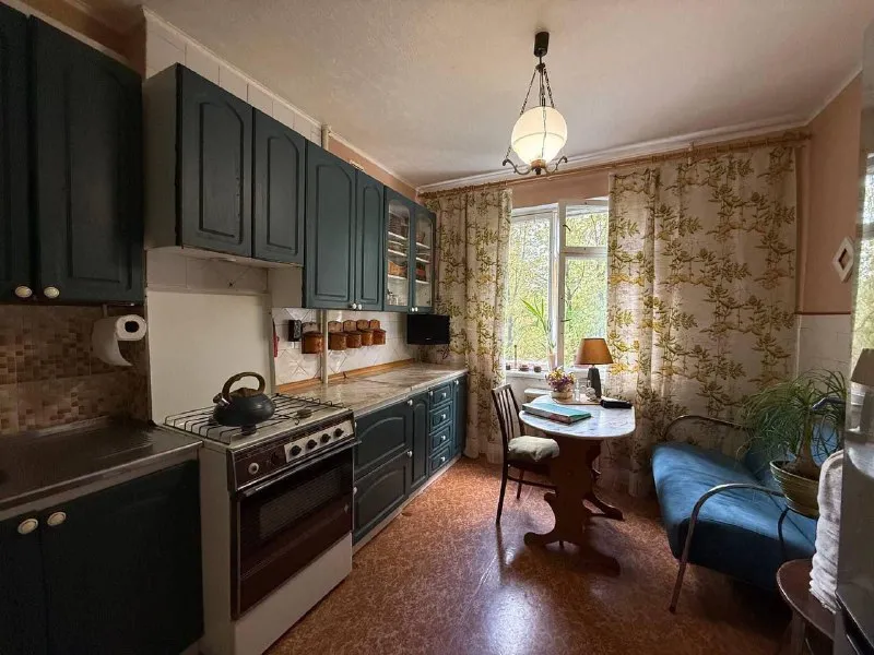 стоимость квартиры снижена ‼️ продажа 3-х комнатной квартиры 🌇донецк в буденновском районе напротив храма( улица нижнекурганская)📍 ✅ общая площадь: 65 м² ✅ этаж 3/9 ✅ изолированные комнаты ✅ в квартире установлен бойлер для горячего водоснабжения 👍 поменянные трубы ✅ отличная транспортная доступность: рядом автостанция, позволяющая добраться до любой точки города 📍 в шаговой доступности магазины: "караван", "обжора", "sportmax", аптеки, рынок 💰стоимость: 5.900.000 руб            ‼️ возможен торг‼️ 📲☎️+79494761575 (елена) подписаться | дать объявление - фотография - 3